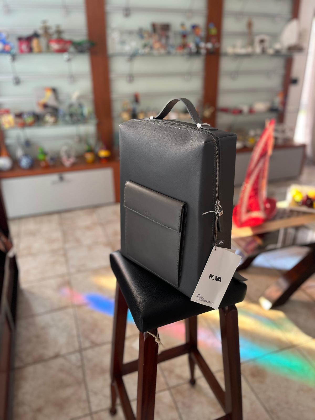 Nava Design – Zaino Porta PC Via Durini Squadrato Grigio Scuro