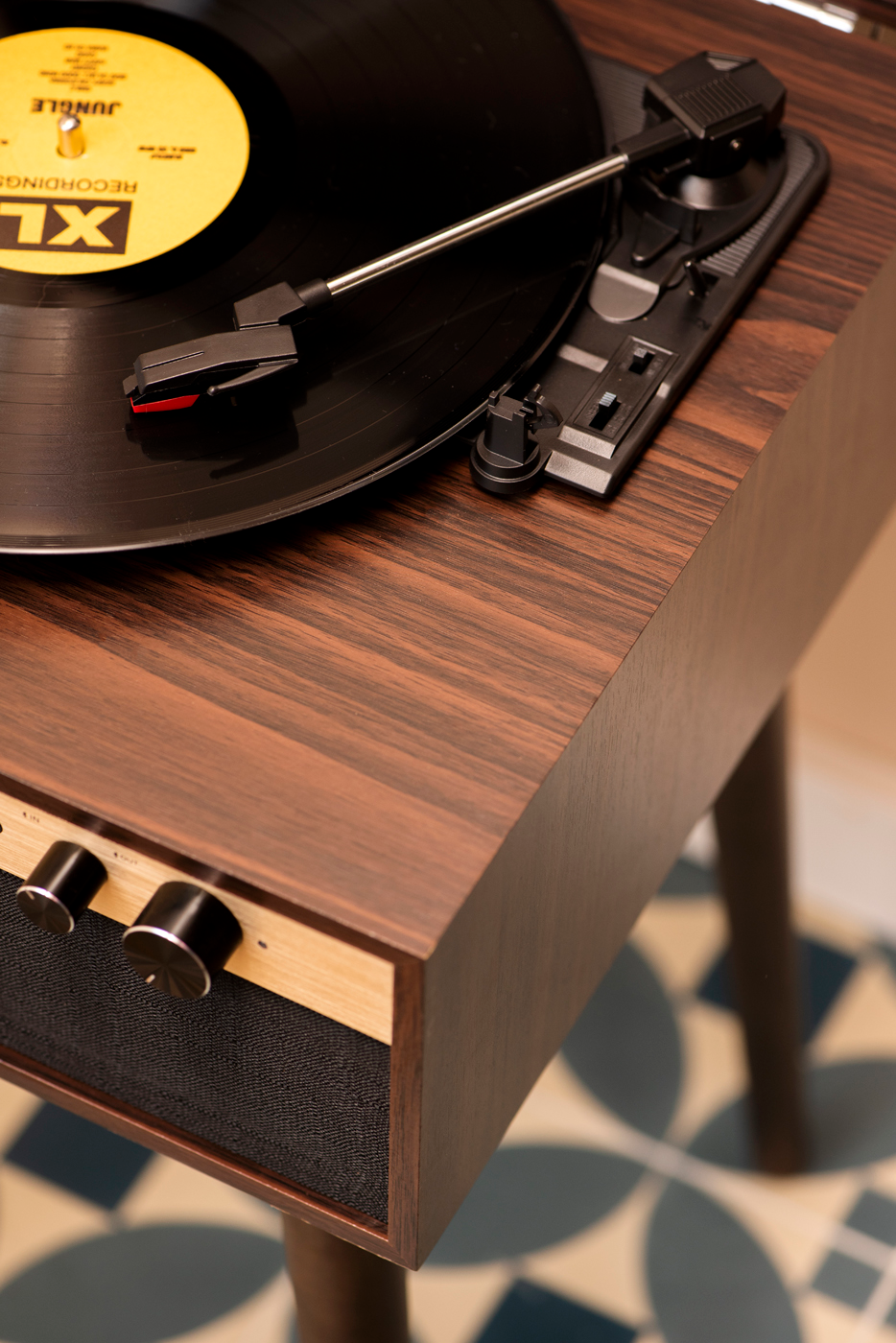 Crosley Jasper Giradischi con Gambe – Finitura Noce, Bluetooth In/Out e Casse Integrate